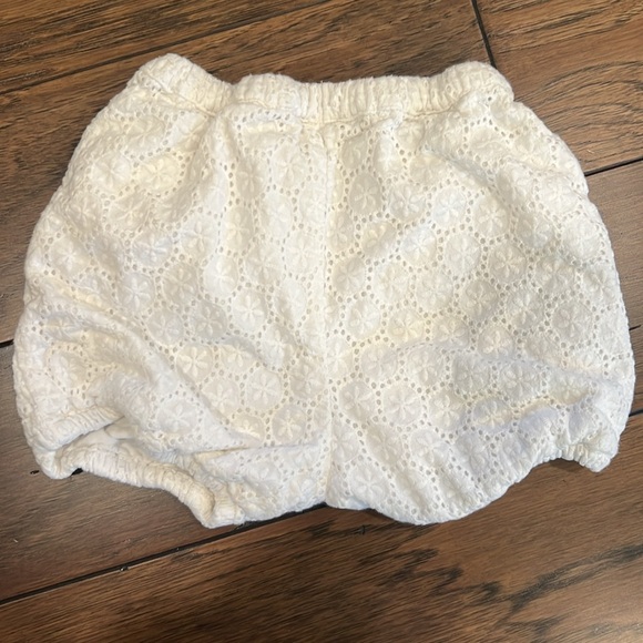 Baby Boden white eyelet shorts with light blue piping 12 to 18 months - Picture 4 of 4